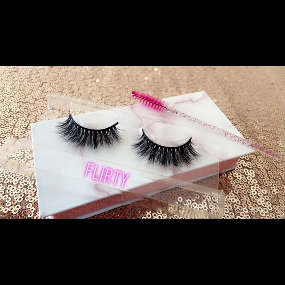 Lashes - Picture 2 of 7